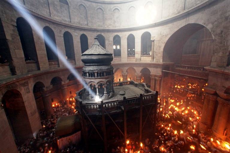 Lumina Sfântă de la Ierusalim va fi primită în noaptea de Înviere în bisericile din județul Suceava