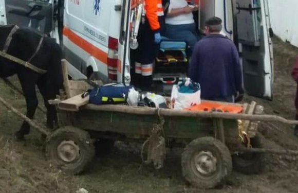 Femeie rănită după ce a căzut din căruță într-o curbă la dreapta, la Păltinoasa