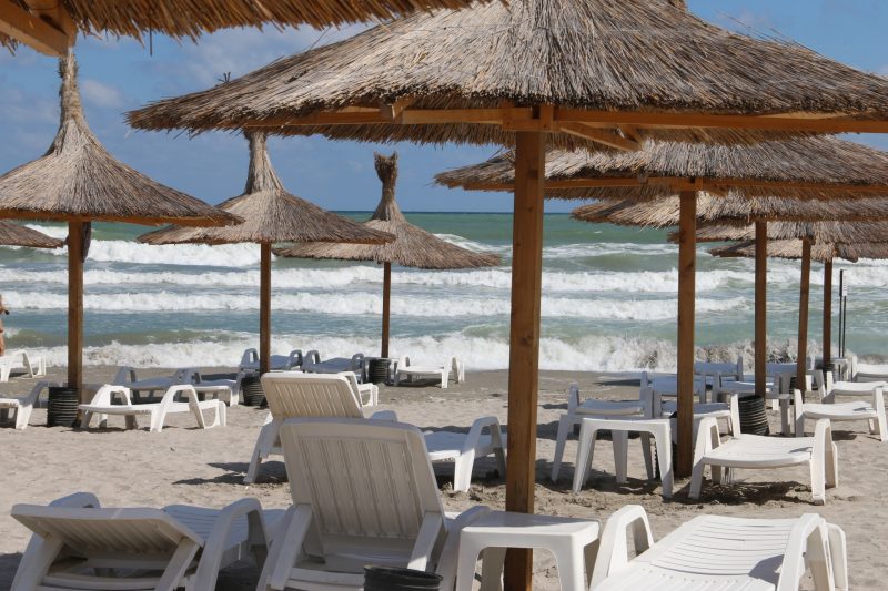 Turiștii vor putea sta la plajă, la mare, fără mască, de la 1 iunie, anunță premierul Florin Cîțu